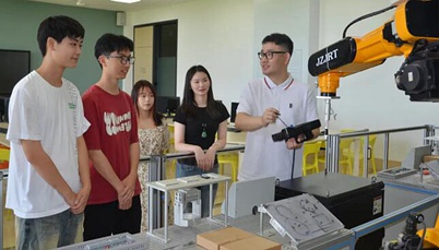 劳动实践思政大课：塑时代新人，让青春在耕耘中闪光